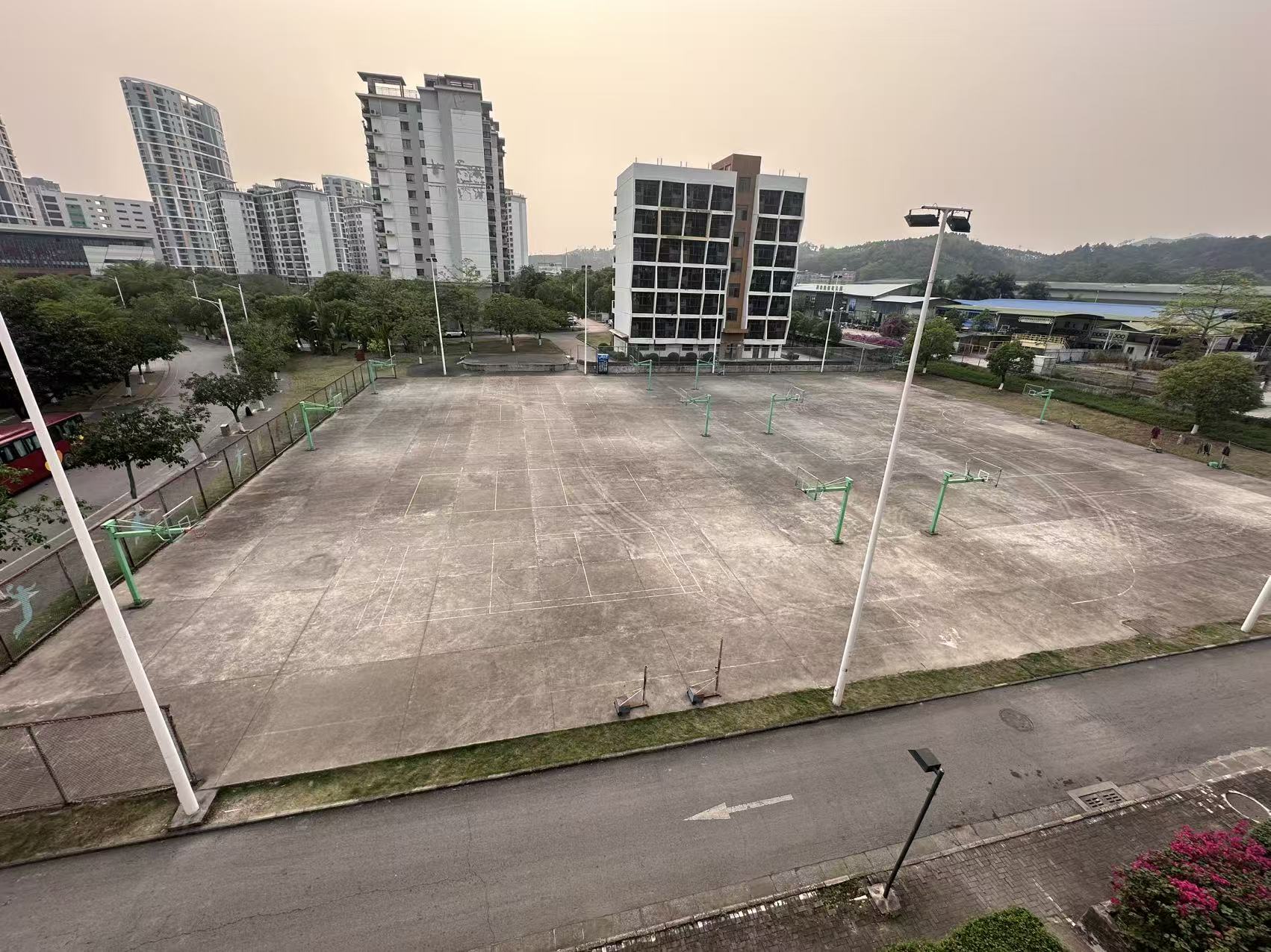校园篮球场改造前场地照片